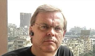 Журналистът Бернд Сундтрьом, който предава от Кайро за шведската телевизия SVT, е изчезнал в четвъртък. На телефона му отговорил непознат мъж, който обяснил на арабски, че кореспондентът е задържан и е "при армията"