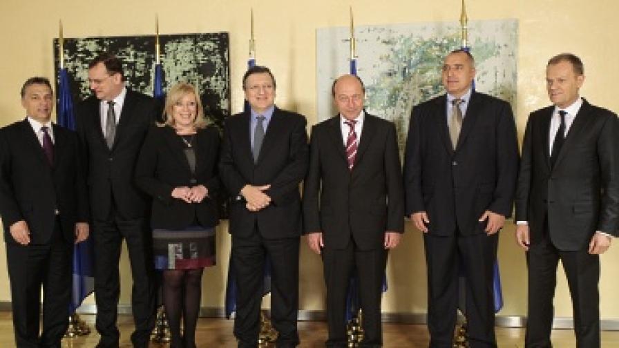 Жозе Барозу с министър-председателите на Унгария, Чехия, Словакия, България, Полша и президента на Румъния