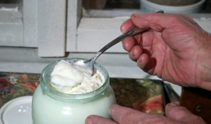 Правят родопско мляко с вносно кондензирано