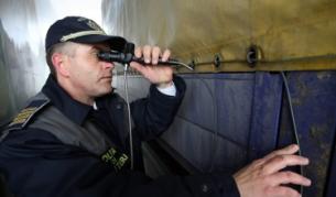 Румънски граничен полицаи проверява със специална техника вътрешността на камион