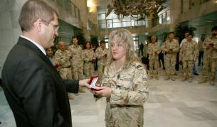 Бившият военен министър Николай Цонев награждава завърнали се от Афганистан военни медици през 2009 г.