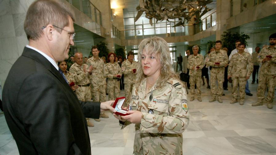 Бившият военен министър Николай Цонев награждава завърнали се от Афганистан военни медици през 2009 г.