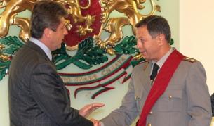 Президентът Георги Първанов  награждава ген. Румен Миланов с орден "За военна заслуга" с мечове - първа степен (снимка от май 2007 г.)