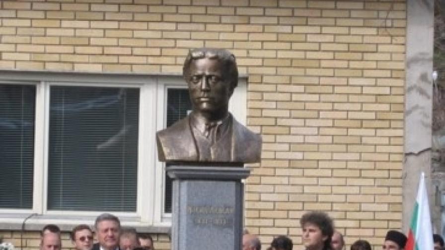 Цветя окичиха паметника на Левски в Босилеград