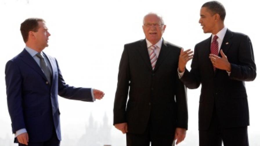 Президентът на Русия Дмитрий Медведев, държавният глава на Чехия Вацлав Клаус и Барак Обама (от ляво на дясно)