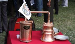 Макар и да не е в челото на класацията, България също има традиции: кадърът е от 180-ото честване в Троян и троянското село Орешак на празника на сливата ракия