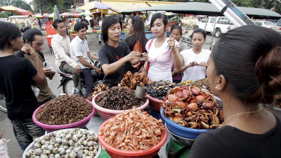Пържени буболечки на пазар в Камбоджа