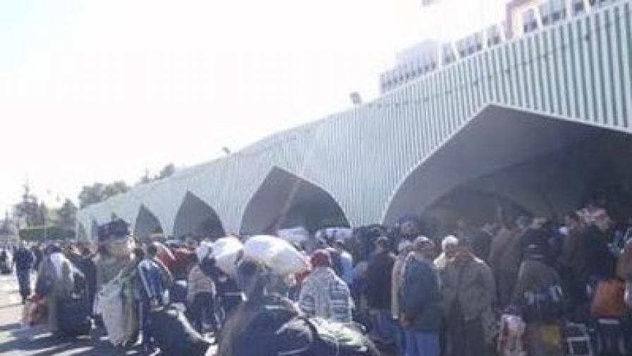 Хора от различни националности се трупат на летището в Триполи с надежда да отпътуват