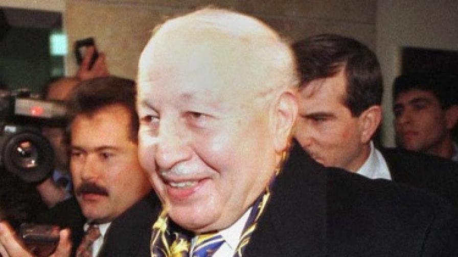 Неджметтин Ербакан като премиер през 1997 г.
