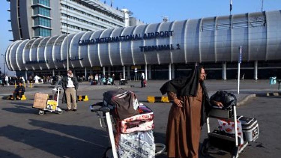 Според египетски летищен служител в Кайро е пристигнал високопоставен член на либийското правителство