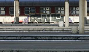 Влакове в цялата страна спряха за един час