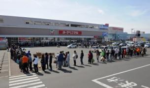 Пред много магазини се извиха опашки, тъй като хората се запасяват със стоки от първа необходимост