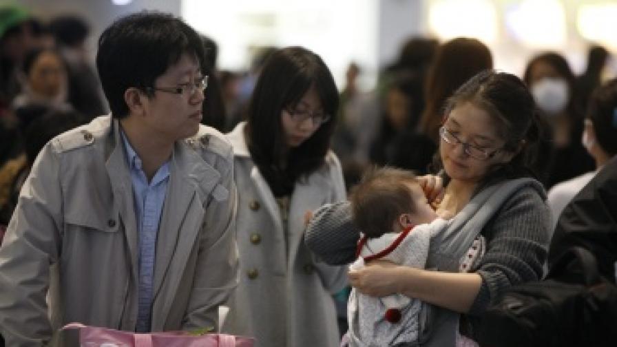 Пътници чакат на летище в Токио, някои авиокомпании спряха полетите до японската столица