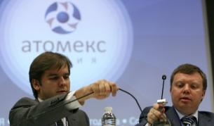 Кирил Комаров (д) говори в София на представяне на руските доставчици за ядрената промишленост "Атомекс-София"