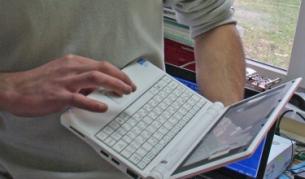 Asus отвръща на таблетите с евтин нетбук