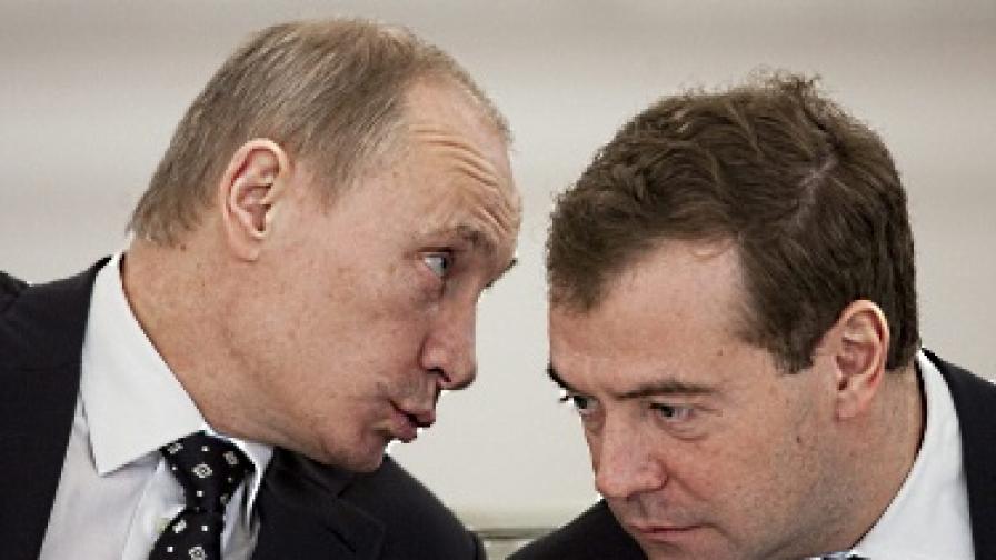 Руските медии за полемиката между Путин и Медведев за Либия