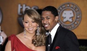 И Марая Кери позира гола и бременна