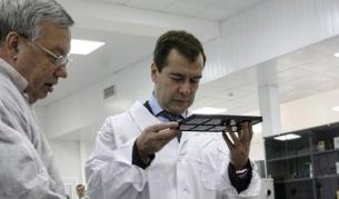 Медведев по време на посещение в научноизследователски център