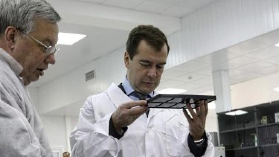 Медведев по време на посещение в научноизследователски център