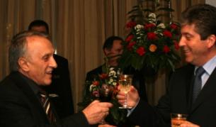 През 2002 г. президентът Георги Първанов награди с орден "Стара планина" тогавашния главен редактор на в. "Труд" Тошо Тошев, сътрудничил на ДС под псевдонима Бор. Снимката е от 73-тия си рожден ден на вестника на 5 март 2009 г.