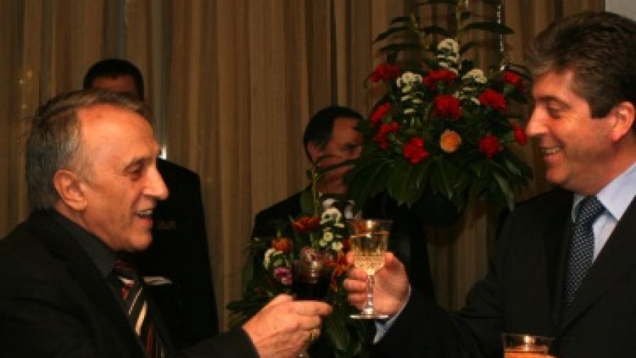 През 2002 г. президентът Георги Първанов награди с орден "Стара планина" тогавашния главен редактор на в. "Труд" Тошо Тошев, сътрудничил на ДС под псевдонима Бор. Снимката е от 73-тия си рожден ден на вестника на 5 март 2009 г.
