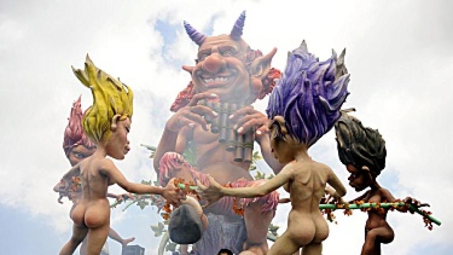 Бунга-бунга парти, пресъздадено на карнавал в Италия