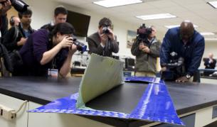 Журналисти снимат дупката в корпуса на американския самолет