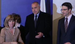 Президентът на френската компания "Арева" Ан Ловержон, премиерът Бойко Борисов и енергийния министър Трайчо Трайков