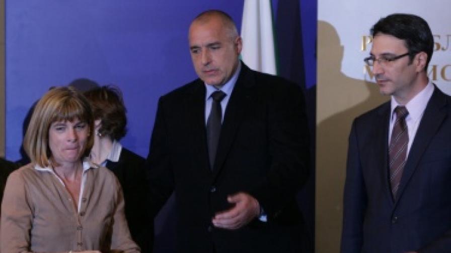 Президентът на френската компания "Арева" Ан Ловержон, премиерът Бойко Борисов и енергийния министър Трайчо Трайков