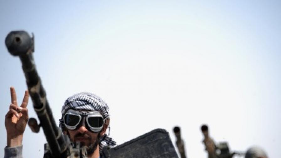 Кой въоръжава бунтовниците в Либия?