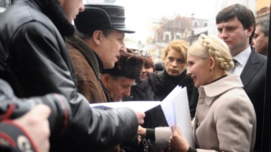 Юлия Тимощенко разговаря със свои привърженици в Киев