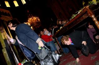  Вярващите на Разпети петък вървят на черква, минават три пъти под масата за здраве, излизат и целуват разпятието 