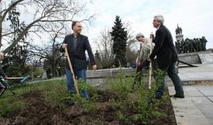 Георги Кадиев и съпартийци от БСП разкопават градинка край паметника на Съветската армия в София (9 април 2011)