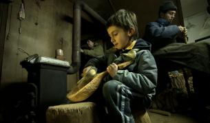 6-годишният Милан е най-младият калфа в "Етъра" - учи се да изработва традиционни музикални инструменти