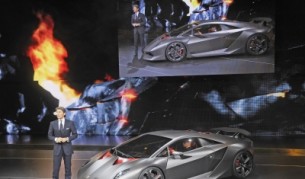 Стефан Винкелман, президент и главен изп. директор на "Ламборджини" SpA, представя новия супер модел в Париж през септември 2010 г.