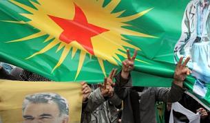 Привърженици на ПКК носят плакат с лика на Йоджалан по време на демонстрация