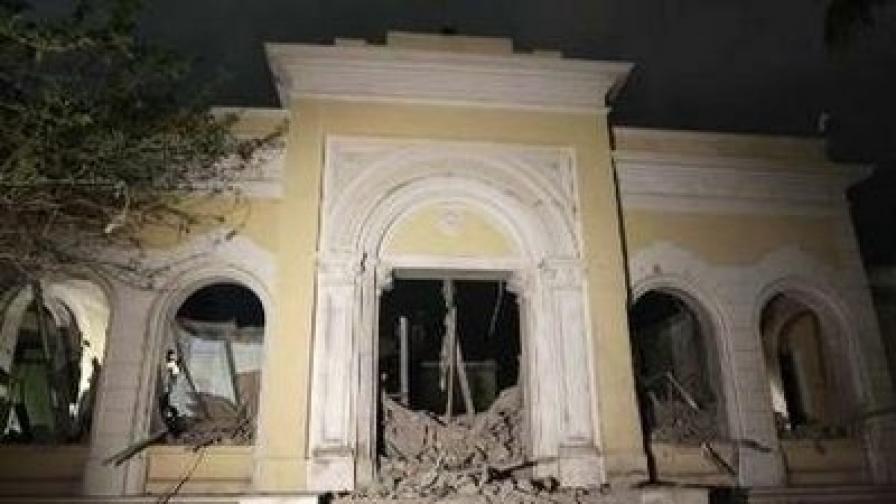 НАТО удря резиденция на Кадафи