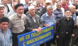 Стотици мюсюлмани от Източните Родопи се стекоха през юни м.г. пред централната джамия в Кърджали на масов протест срещу решението на Върховния касационен съд за връщането на Недим Генджев на поста главен мюфтия