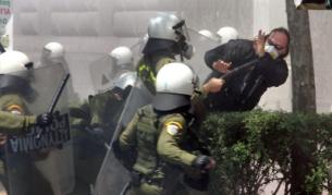 Полицаи атакуват протестиращ на улица в Атина
