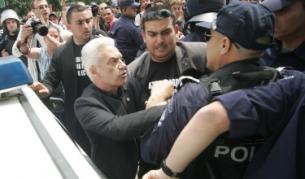 Волен Сидеров и полицаи по време на днешния протест