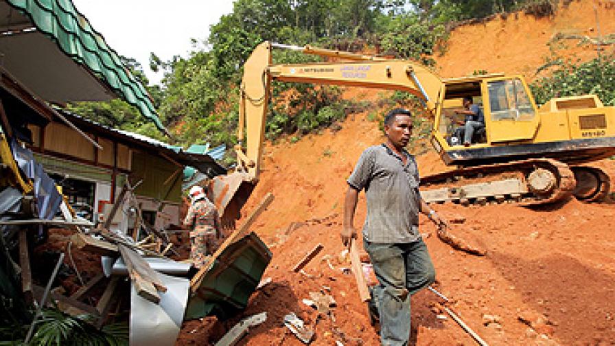 Ураган и свлачища взеха жертви в Индия и Малайзия