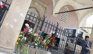 Днес след сблъсъците пред "Баня Башъ"(20 май 2011 г.)граждани оставиха цветя на оградата на джамията в знак на съчувствие към събитията