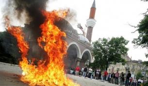 В петък, 20 май, хора на "Атака" предизвикаха безредици и сбиване около джамията в центъра на София