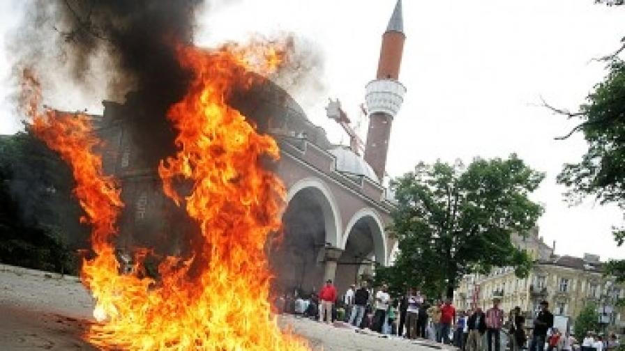 В петък, 20 май, хора на "Атака" предизвикаха безредици и сбиване около джамията в центъра на София