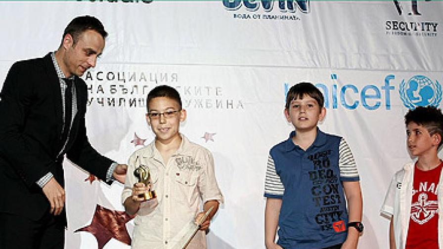 Димитър Бербатов за трети път награди чрез фондацията си талантливи български деца в различни области на церемония в препълнената зала 3 на НДК на 31 май