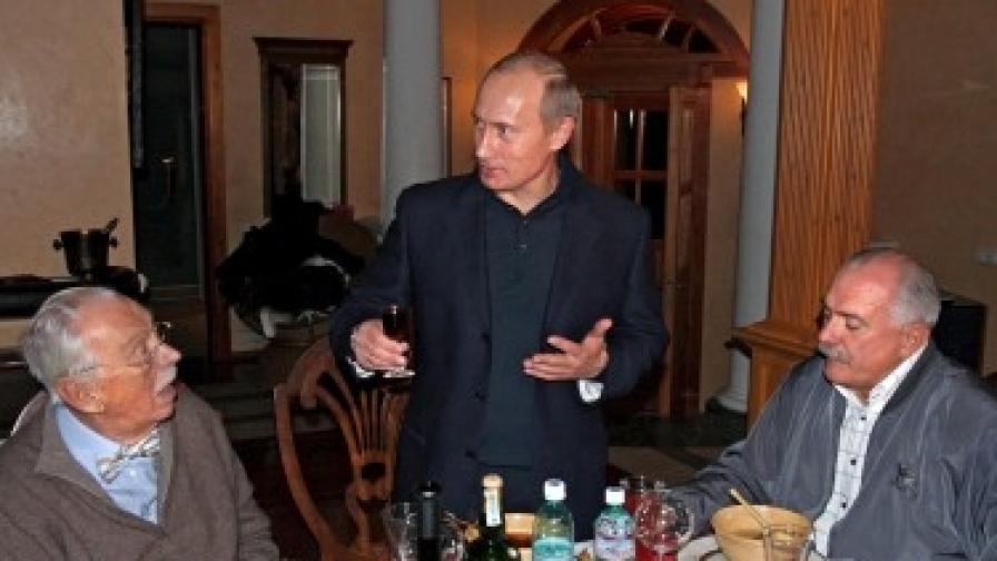 Никита Михалков (д) и известният му баща Сергей Михалков (1913-2009) си пиеха водката с Путин