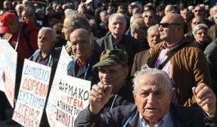 Гръцки пенсионери организираха протест пред парламента в Атина през февруари, недоволни от строгите мерки за икономии, налагани от правителството