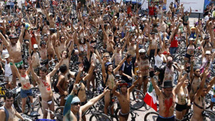 Стотици голи колоездачи в Мексико и Сантяго