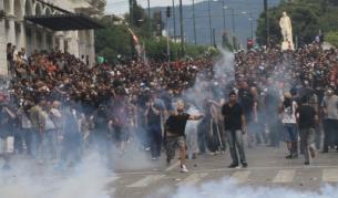 Гръцката полиция използва сълзотворен газ срещу демонстранти пред сградата на парламента