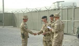 Американски бригаден генерал награждава български военнослужещи в Кандахар. (снимка от август 2010 г.)